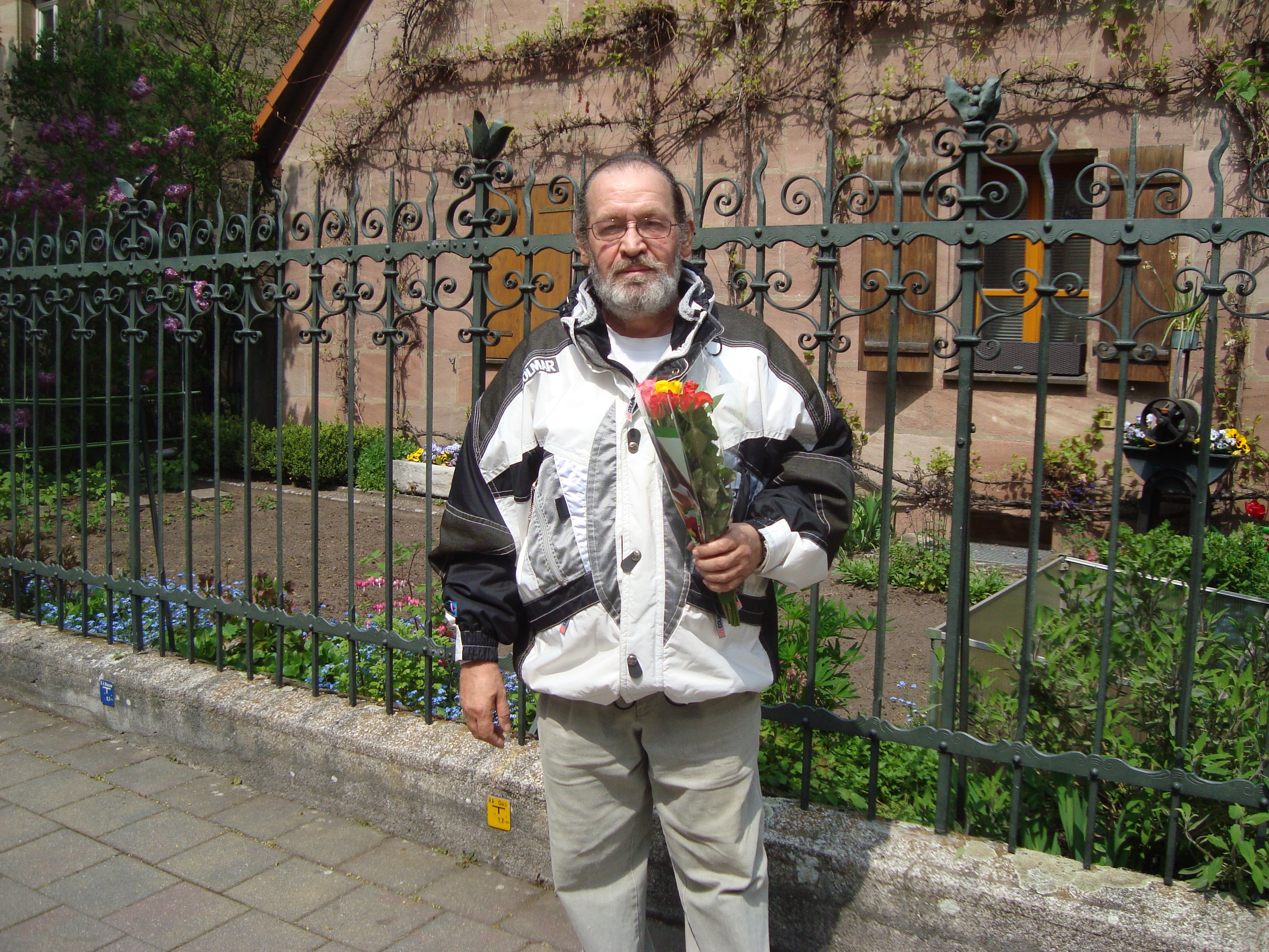 Wolfgang mit Vollbart und Strauß Blumen im April 2016 in Stein