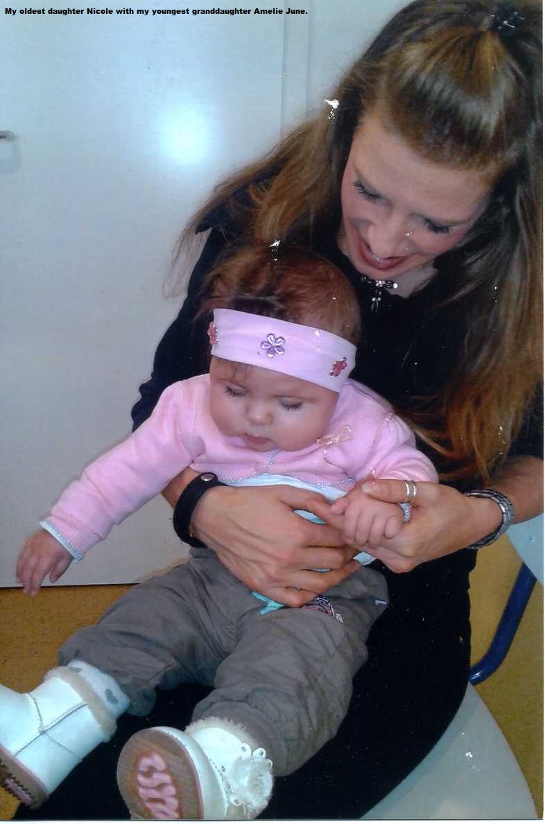 Meine älteste mit ihrer Jüngsten Tochter Amelie June auf dem Schoß sitzend!